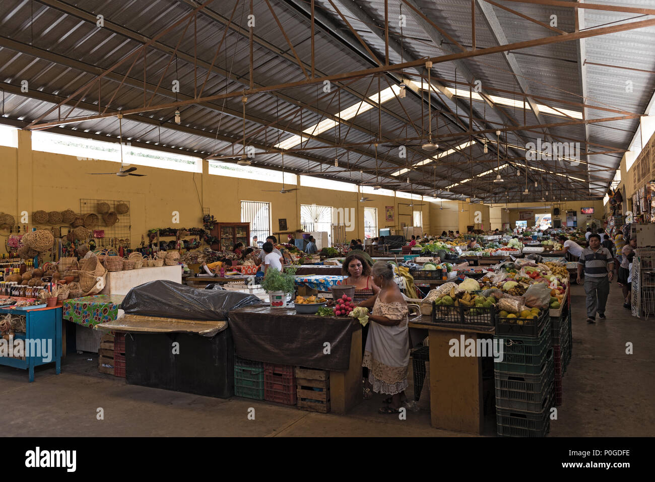 Les ventes avec les clients au marché principal, marché municipal à Valladolid, Mexique Banque D'Images