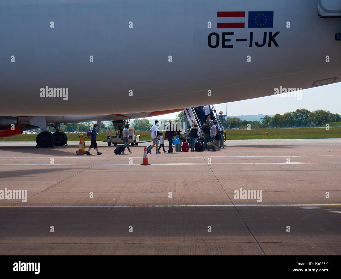 Mise en file d'embarquement des passagers et de l'Easy jet avion sur l'aéroport de Bristol. Banque D'Images