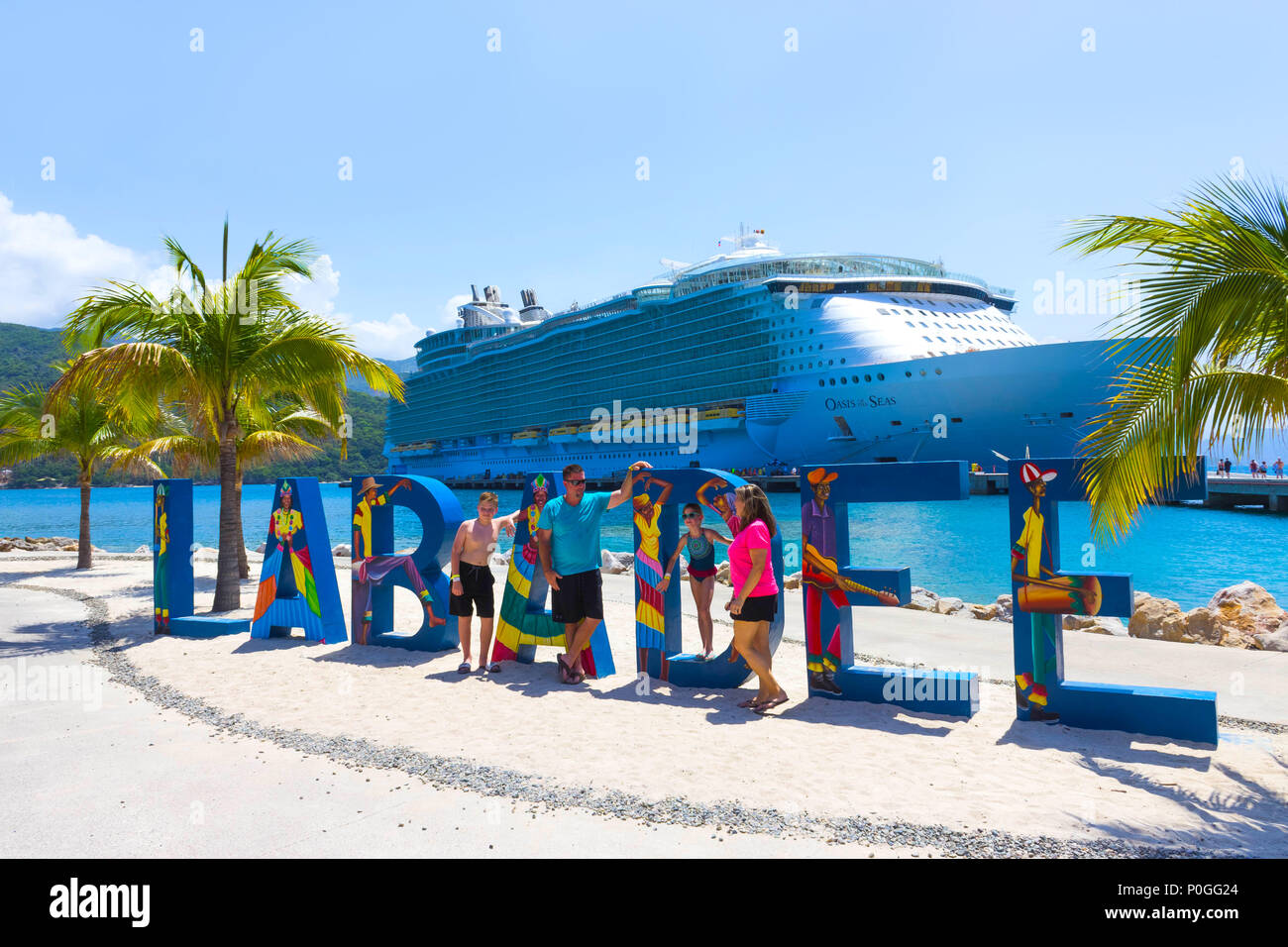 Seas, HAÏTI - Mai 01, 2018 : Royal Caribbean Cruise ship Oasis de la mer amarré au port privé de Seas (dans l'île des Caraïbes d'Haïti Banque D'Images