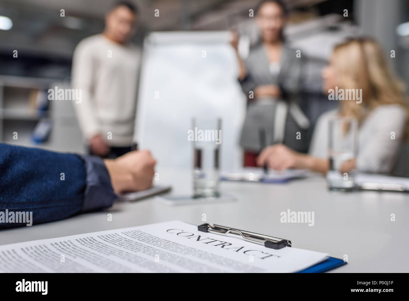 Contrat d'entreprise sur la table avec l'arrière-plan d'affaires sur floue Banque D'Images