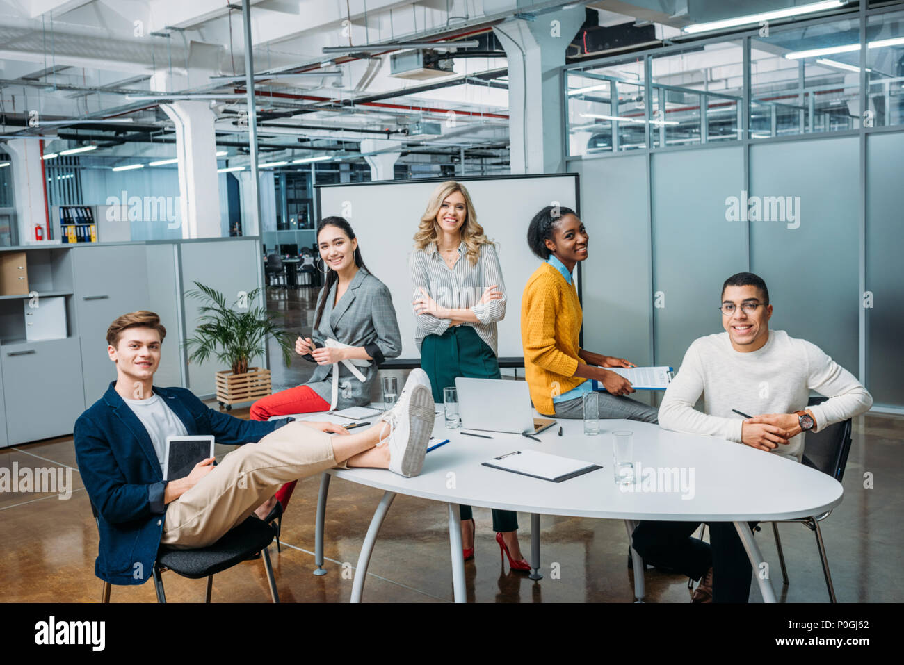Groupe de jeunes partenaires d'affaires dans la salle de conférence au bureau loft moderne Banque D'Images