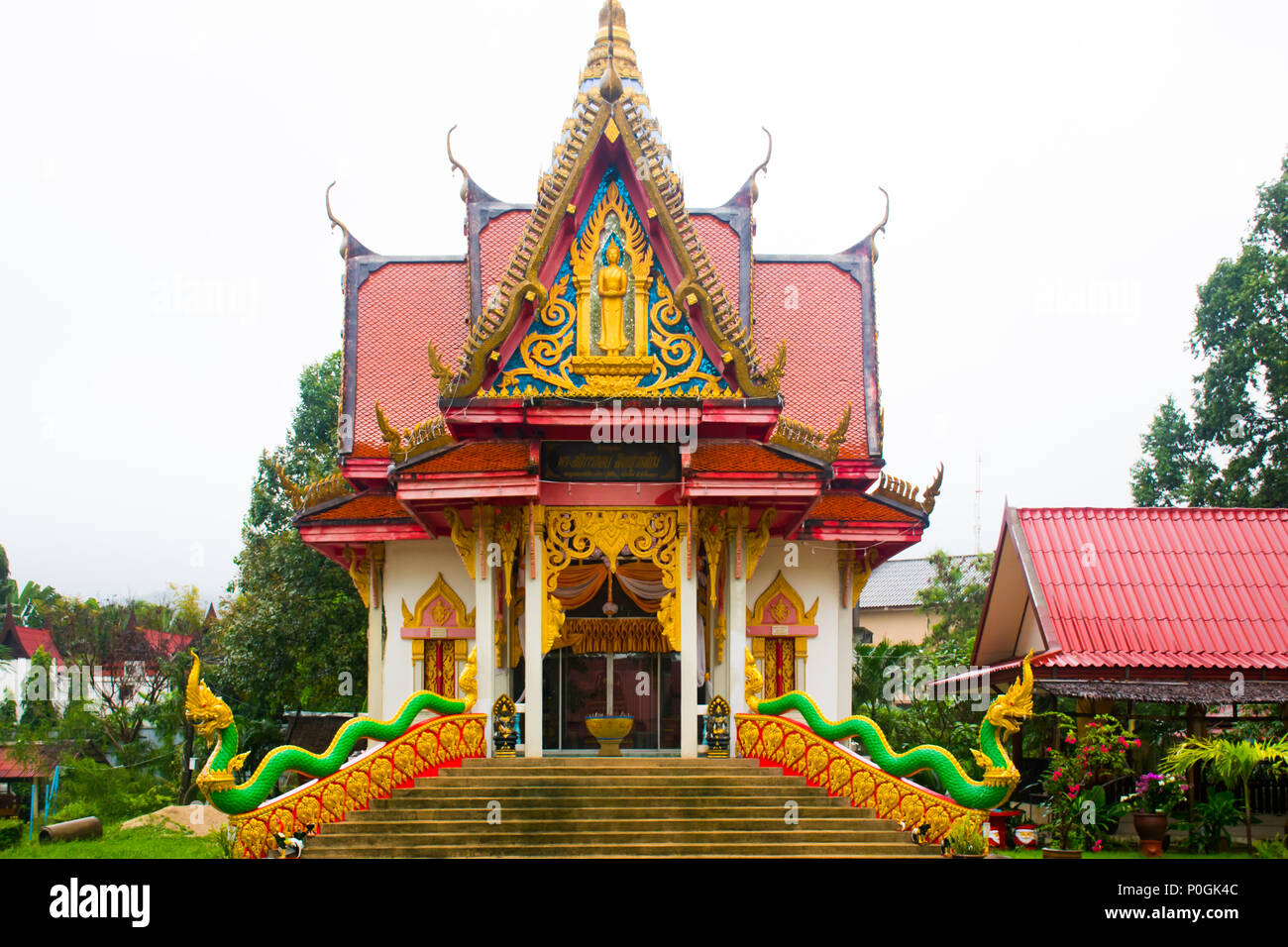 Temple de Moine noir dans le lac, Wat Bo Phut à Koh Samui, Thaïlande Banque D'Images