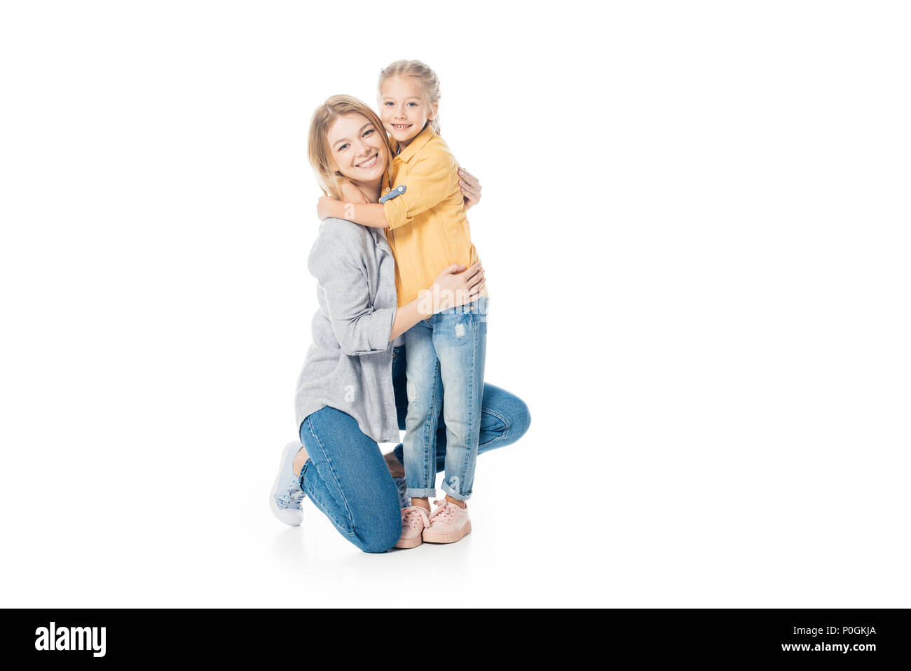 Mère et fille heureux mignon photo tout en serrant l'autre isolated on white Banque D'Images