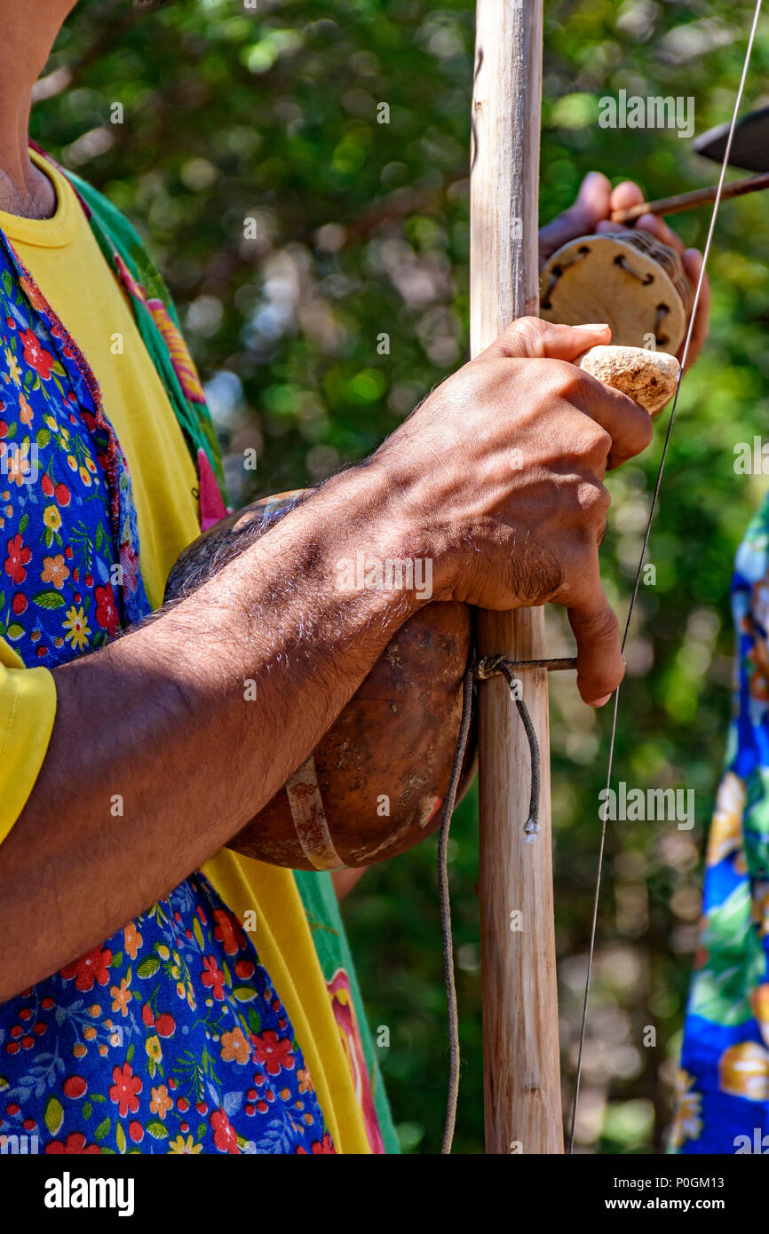 Berimbau joueur de jouer son instrument à l'occasion du festival folklorique typique dans l'intérieur du Brésil Banque D'Images