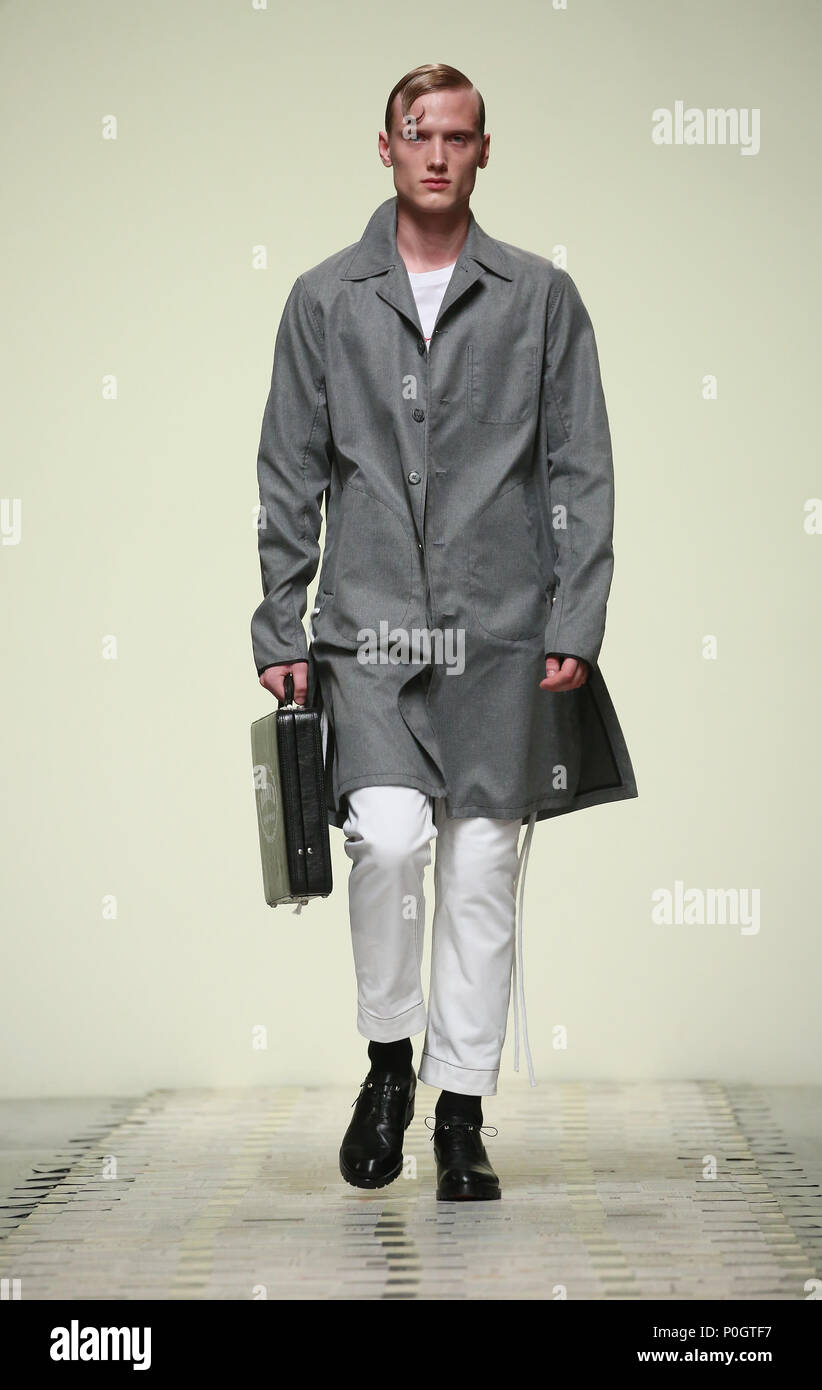 Un modèle sur la passerelle pour le Daniel W. Fletcher afficher lors de la London Fashion Week SS19 hommes show qui a eu lieu à la BFC Show Space, Londres. Banque D'Images