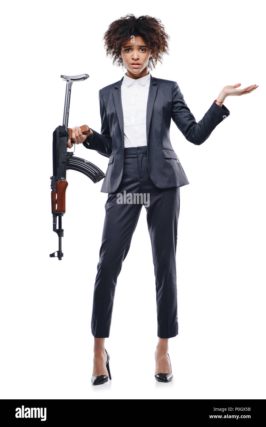 Confus african american female agent secret avec carabine, isolated on white Banque D'Images
