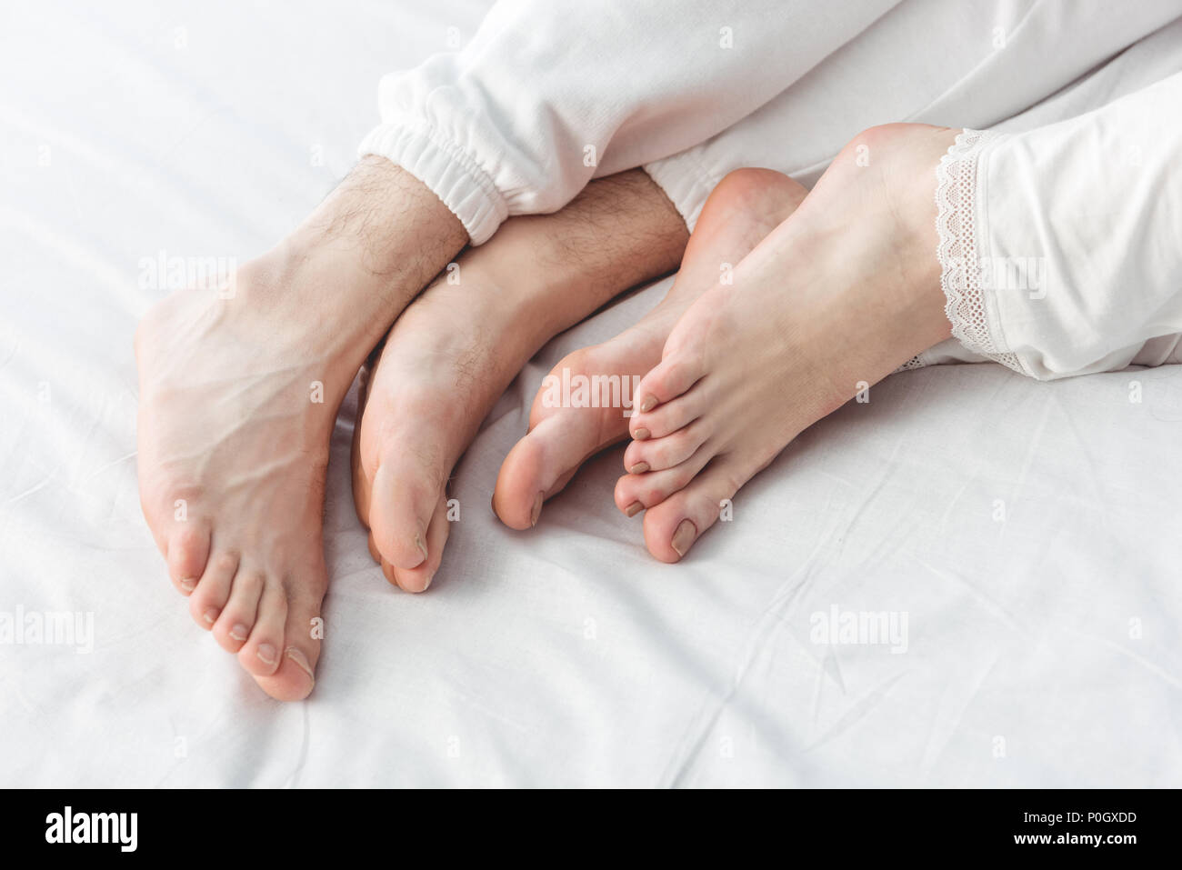 Portrait de pieds de couple Lying in Bed Banque D'Images