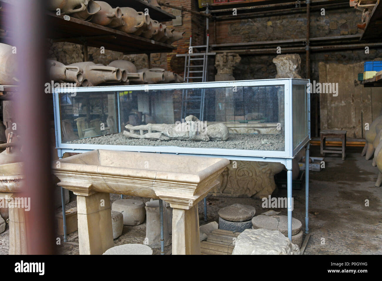 Moulage en plâtre d'un petit enfant dans une vitrine, à partir de l'éruption du Vésuve en 79 à la publicité du site archéologique de Pompéi, Pompéi, Campanie, Italie, Banque D'Images