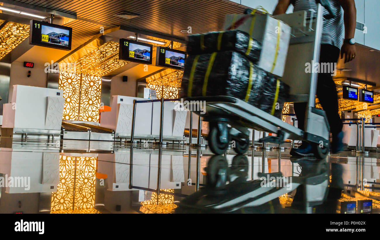 Pontianak, Kalimantan Barat / Indonésie - 14/05/2018 : l'activité dans l'aérogare passagers, avec chariot à bagages Banque D'Images