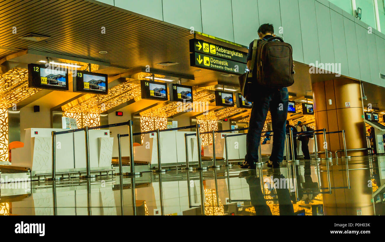 Pontianak, Kalimantan Barat / Indonésie - 14/05/2018 : l'activité dans l'aérogare passagers, avec chariot à bagages Banque D'Images