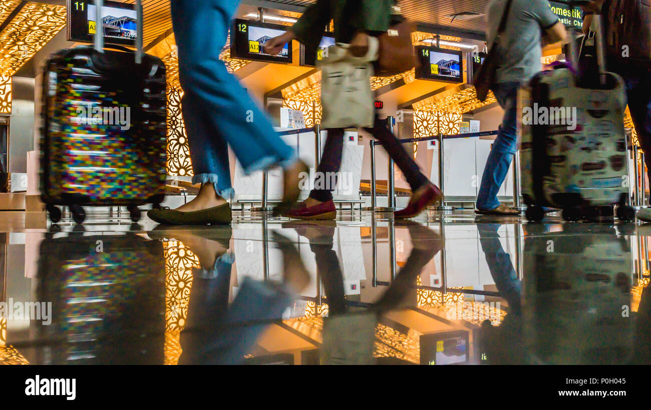 Pontianak, Kalimantan Barat / Indonésie - 14/05/2018 : l'activité dans l'aérogare passagers, avec chariot à bagages Banque D'Images