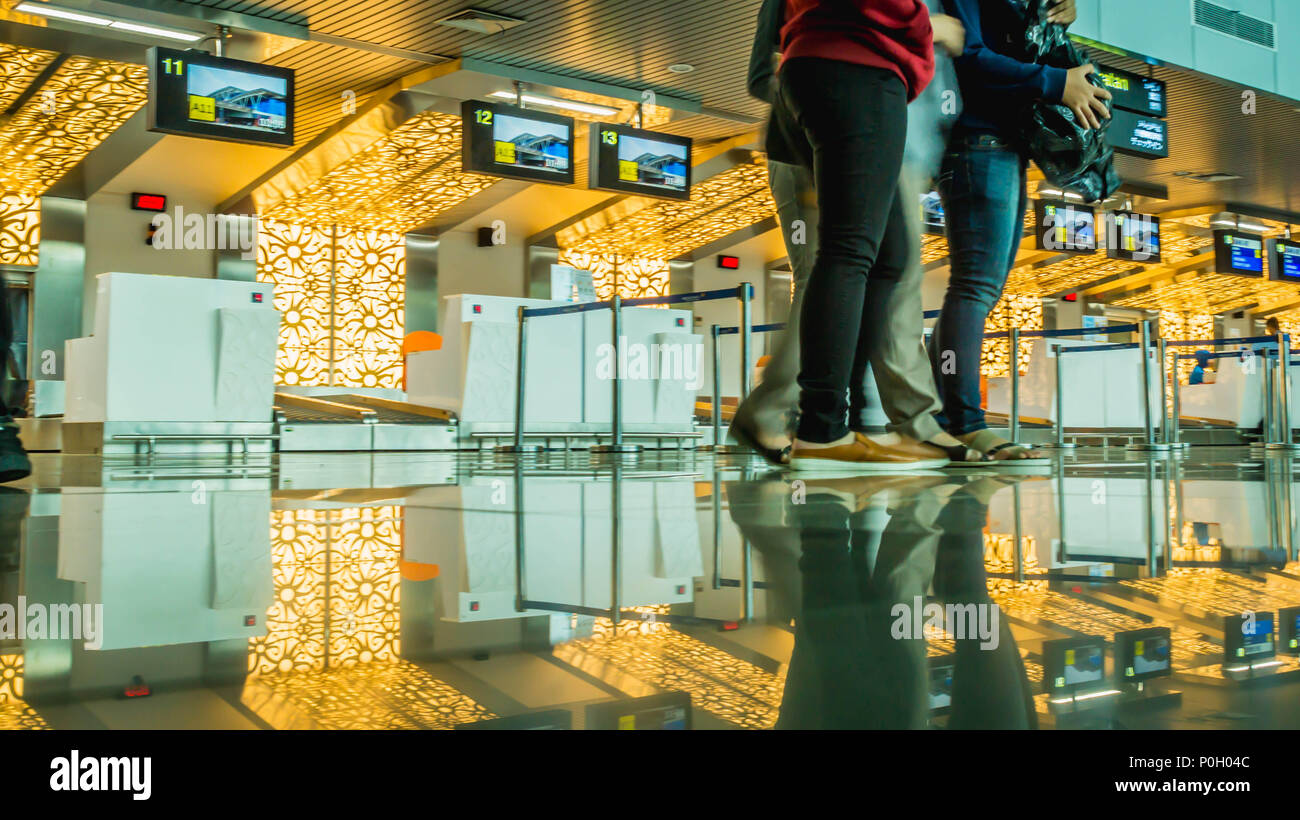 Pontianak, Kalimantan Barat / Indonésie - 14/05/2018 : l'activité dans l'aérogare passagers, avec chariot à bagages Banque D'Images