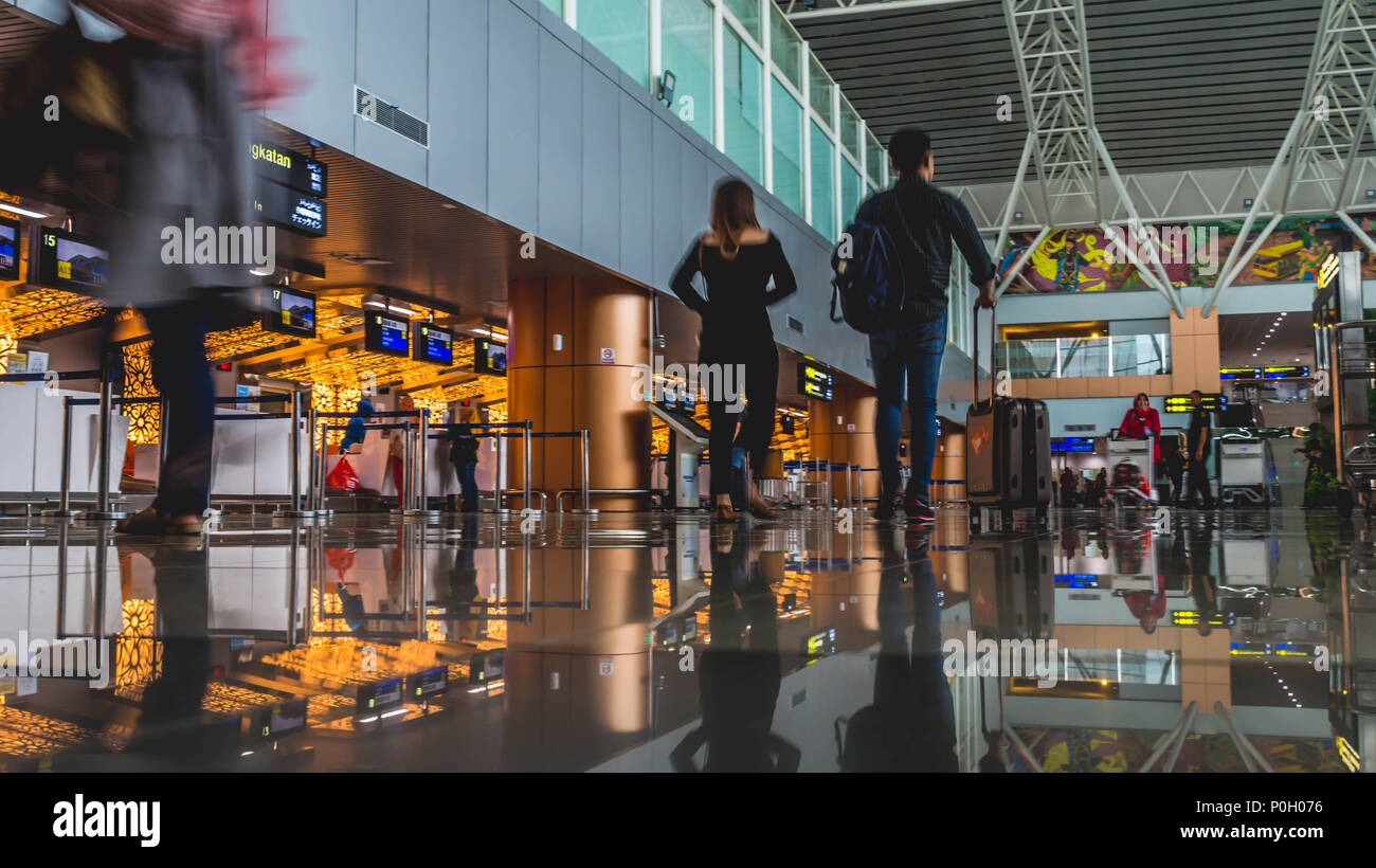 Pontianak, Kalimantan Barat / Indonésie - 14/05/2018 : l'activité dans l'aérogare passagers, avec chariot à bagages Banque D'Images