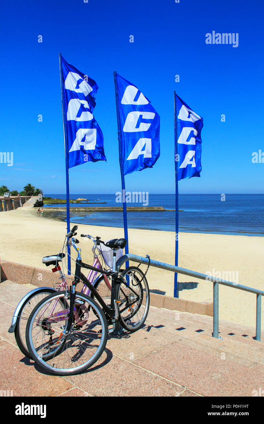 Les vélos parqués par la plage le long du Rio de la Plata, Montevideo, Uruguay. Montevideo est la capitale et la plus grande ville de l'Uruguay Banque D'Images