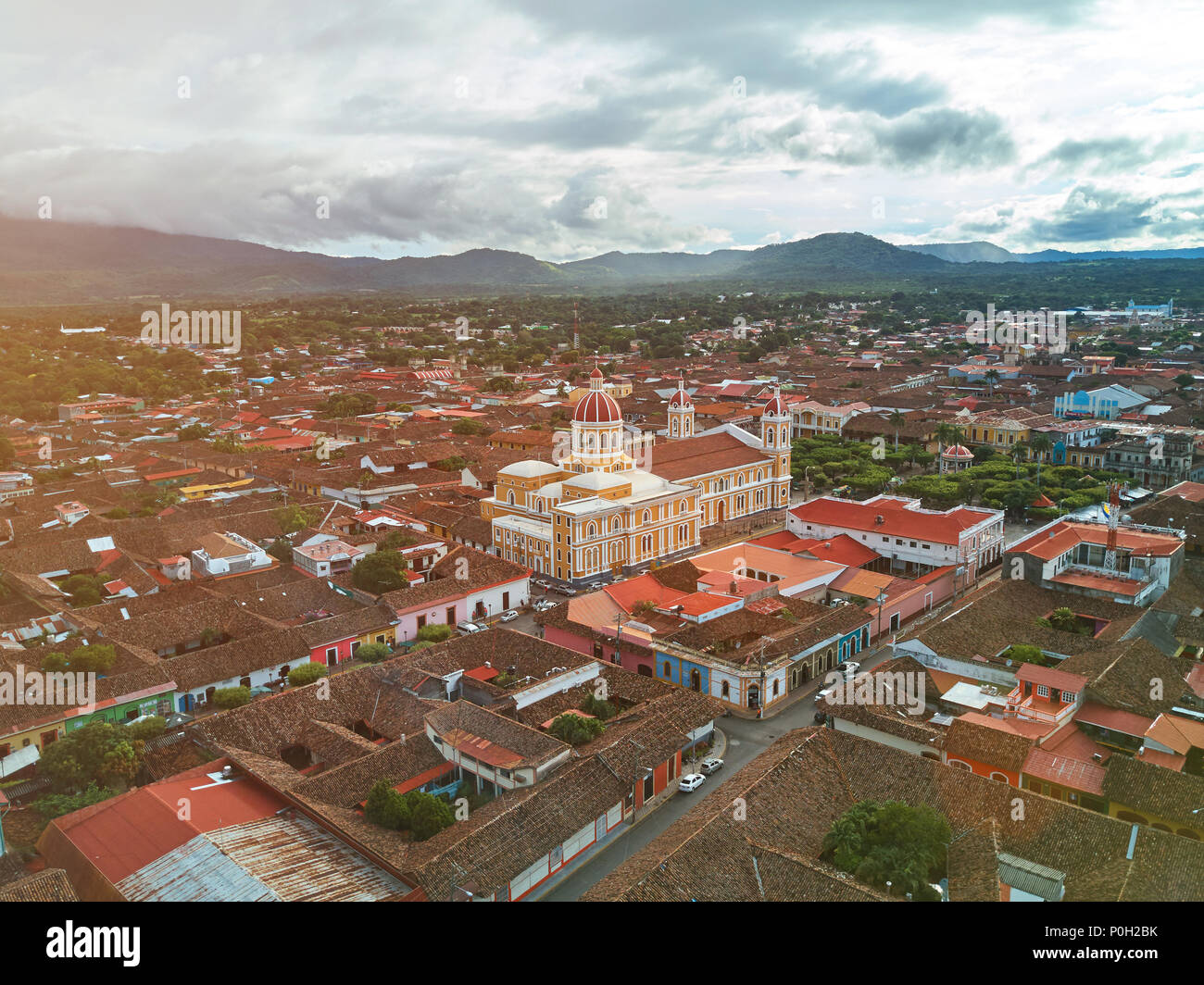 Journée ensoleillée dans la ville de Grenade au Nicaragua vue aérienne drone Banque D'Images