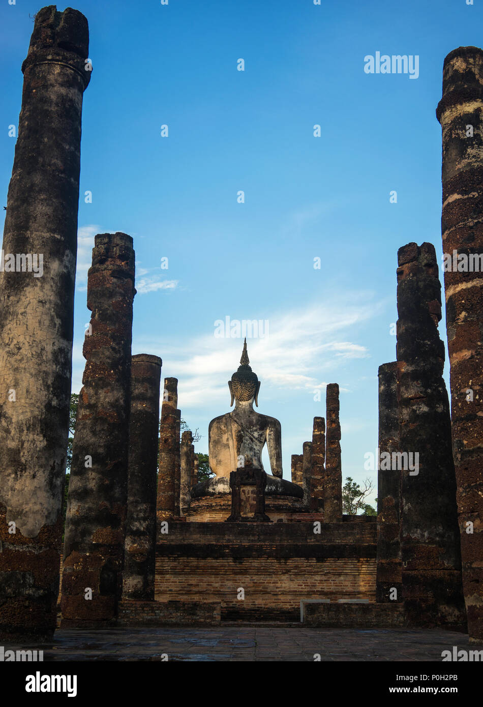 Statue de Bouddha et de colonnes dans le parc historique de Sukhothai, Thaïlande Banque D'Images