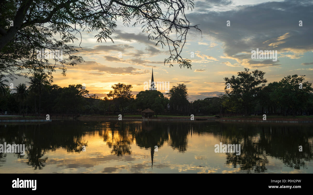 L'heure du coucher du soleil dans la zone du parc historique de Sukhothai, Thaïlande, Banque D'Images