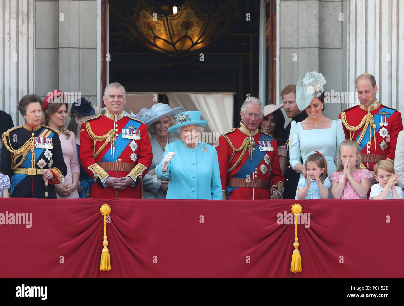 (De gauche à droite) la princesse Royale, La Princesse Béatrice, Dame Louis Windsor, duc d'York, duchesse de Cornouailles, la reine Elizabeth II, duchesse de Sussex, Prince de Galles, Duc et Duchesse de Sussex, le duc et la duchesse de Cambridge avec la Princesse Charlotte, Savannah Phillips et Prince George, sur le balcon de Buckingham Palace, dans le centre de Londres, à la suite de la parade la couleur cérémonie à Horse Guards Parade comme la Reine célèbre son anniversaire officiel. Banque D'Images