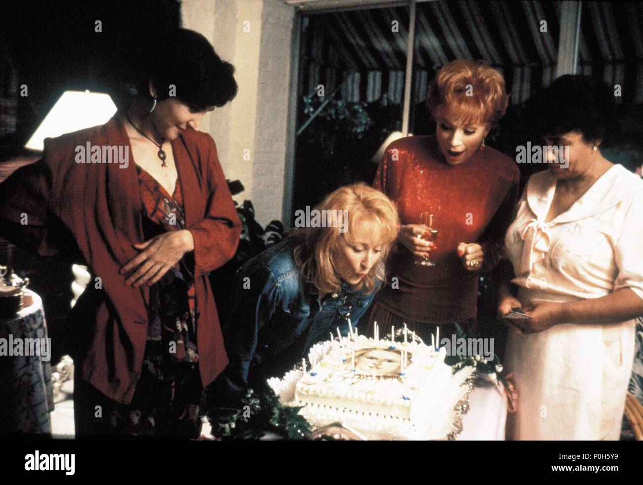 Titre original : POSTCARDS FROM THE EDGE. Titre en anglais : POSTCARDS FROM THE EDGE. Directeur de film : Mike Nichols. Année : 1990. Stars : Robin Bartlett ; Meryl Streep, Shirley Maclaine. Credit : Columbia Pictures / JAMES, David / Album Banque D'Images