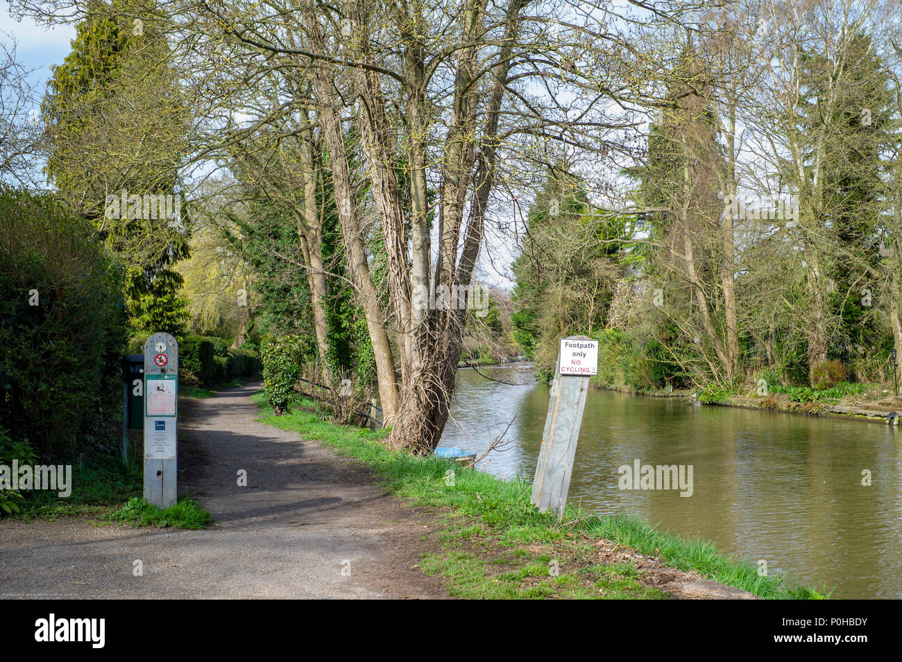 Maidenhead, Royaume-Uni. Vue générale, deux poteaux de bois, avec les badges et Bye Laws, postered sur la signalisation de l'entrée de l'Boulters L Banque D'Images