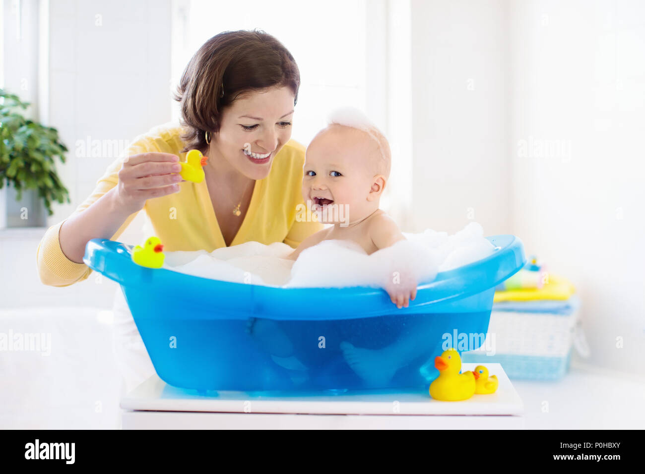 Heureux De Prendre Un Bain De Bebe Jouant Avec Des Bulles De Mousse Lave Mere Petit Garcon Jeune Enfant Dans Une Baignoire Smiling Kids Dans Une Salle De Bains Privative Avec Canard Maman Heureux De Prendre Un Bain De Bebe Jouant Avec Des Bulles De Mousse Lave Mere Petit Garcon Jeune Enfant Dans Une Baignoire Smiling Kids Dans Une Salle De Bains Privative Avec Canard Maman