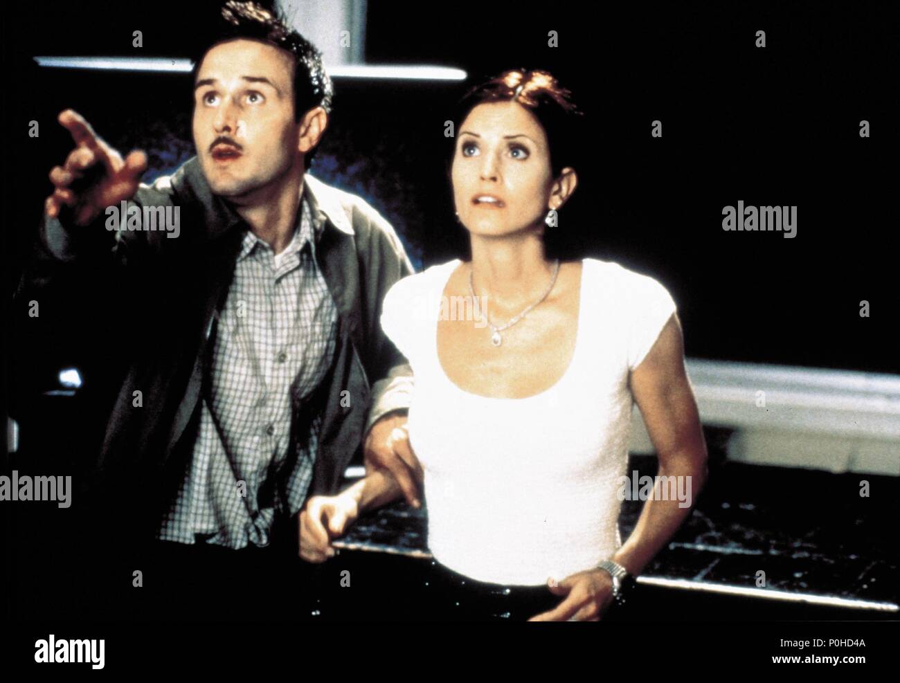 Titre original : SCREAM 2. Titre en anglais : SCREAM 2. Réalisateur : Wes Craven. Année : 1997. Stars : DAVID ARQUETTE, Courteney Cox. Copyright : Editorial l'intérieur uniquement. C'est un document distribué au public. Les droits d'accès uniquement, aucune licence de droit d'auteur prévue. Autorisation obligatoire à l'icône visuelle (www.visual-icon.com) est requise pour la reproduction de cette image. Credit : DIMENSION FILMS / Album Banque D'Images