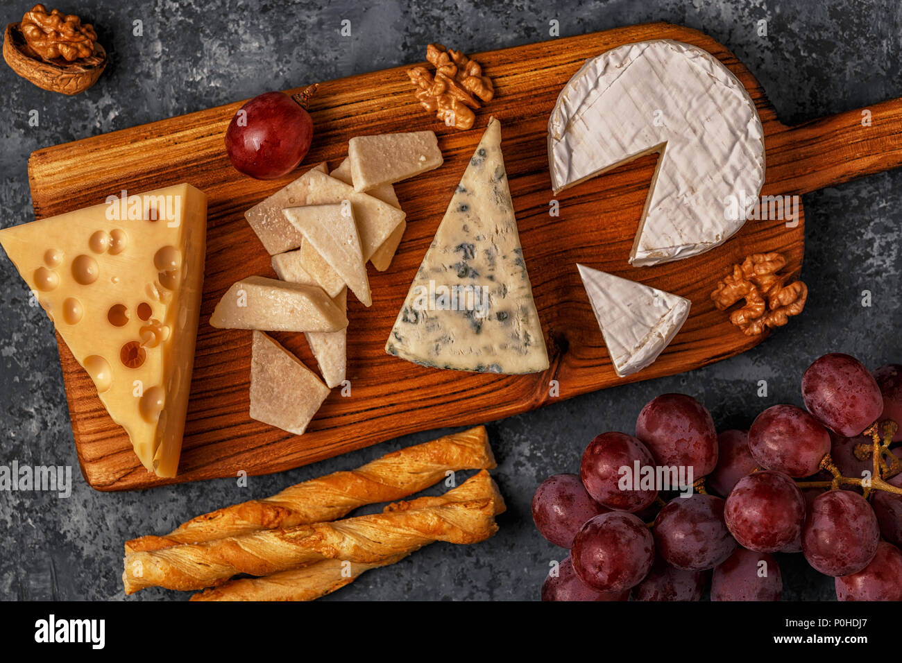 Assortiment de fromages sur planche de bois, vue du dessus, copiez l'espace. Banque D'Images