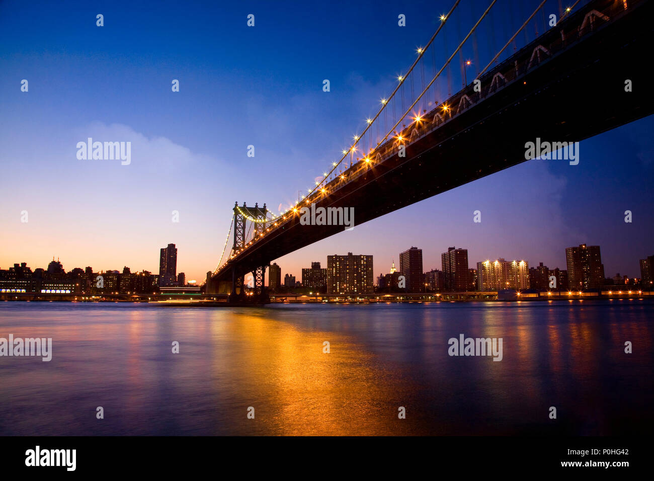 Manhattan Bridge mène à la partie basse de Manhattan sur l'East River de Brooklyn, New York. Banque D'Images