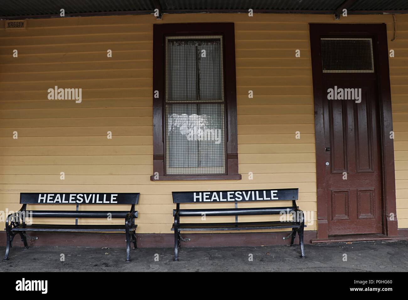 La plate-forme du chemin de fer de la vallée de Yarra, maintenant comme un heritage railway, Healesville, Victoria en Australie. Banque D'Images