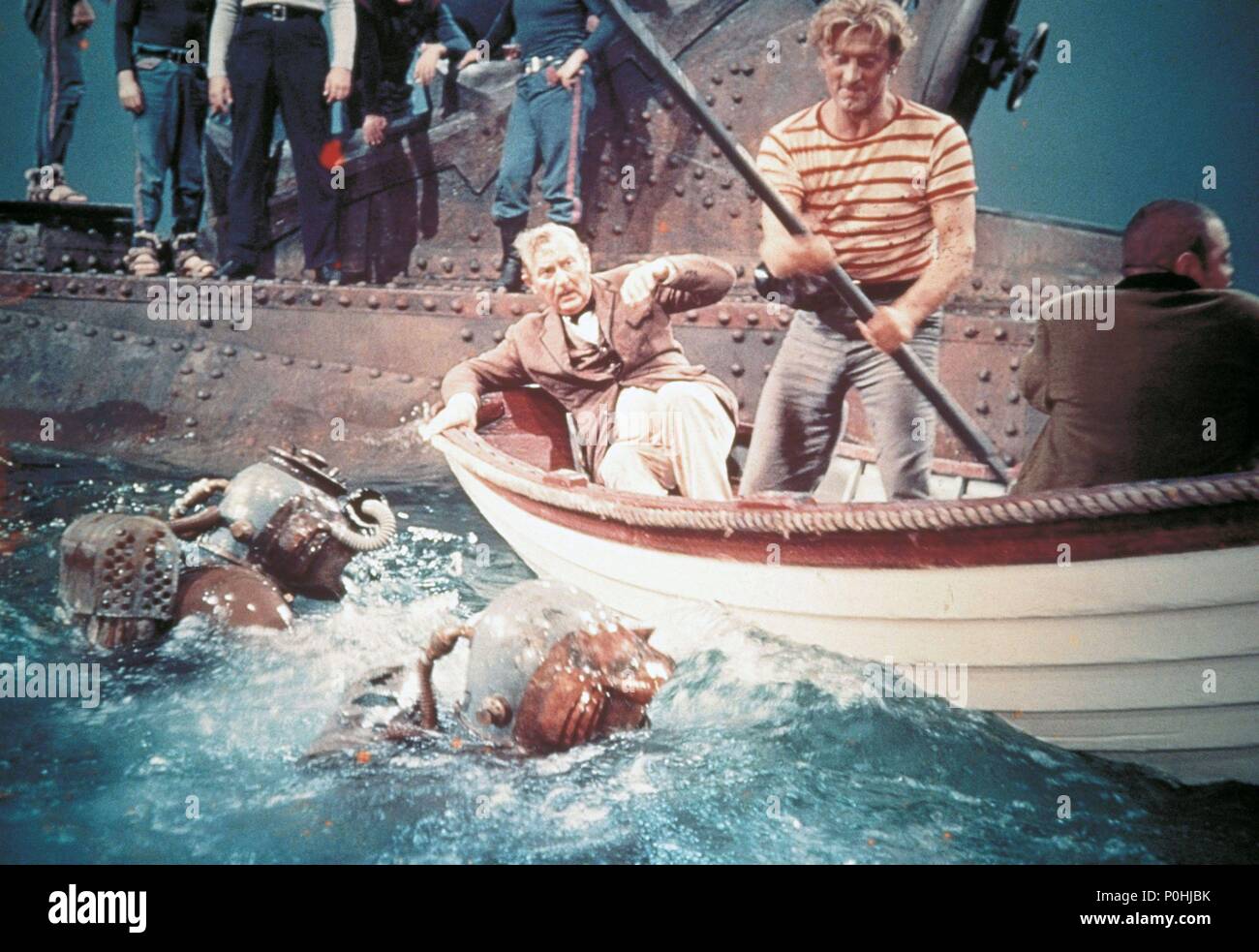 Titre original : 20,000 LIEUES SOUS LA MER. Titre en anglais : 20 000 lieues sous la mer. Film Directeur : RICHARD FLEISCHER. Année : 1954. Stars : Paul LUKAS ; KIRK DOUGLAS. Credit : WALT DISNEY PRODUCTIONS / Album Banque D'Images