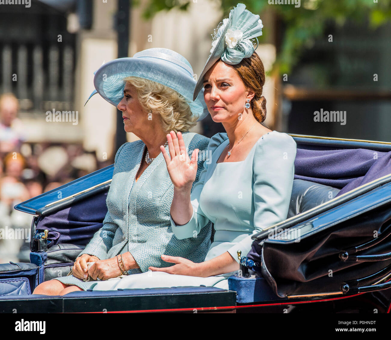 Londres, Royaume-Uni, le 9 juin 2018. Camilla, Duchesse de Cornouailles, et Kate, duchesse de Cambridge revenir vers le bas le centre commercial - Défilé de l'anniversaire de la reine, plus connue sous le nom de Parade la couleur. Les Coldstream Guards Troop leur couleur., Crédit : Guy Bell/Alamy Live News Banque D'Images