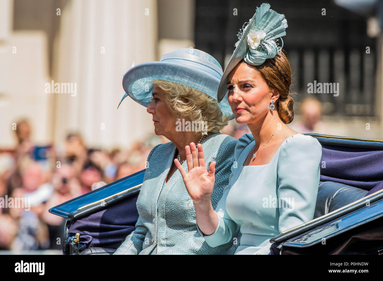 Londres, Royaume-Uni, le 9 juin 2018. Camilla, Duchesse de Cornouailles, et Kate, duchesse de Cambridge revenir vers le bas le centre commercial - Défilé de l'anniversaire de la reine, plus connue sous le nom de Parade la couleur. Les Coldstream Guards Troop leur couleur., Crédit : Guy Bell/Alamy Live News Banque D'Images