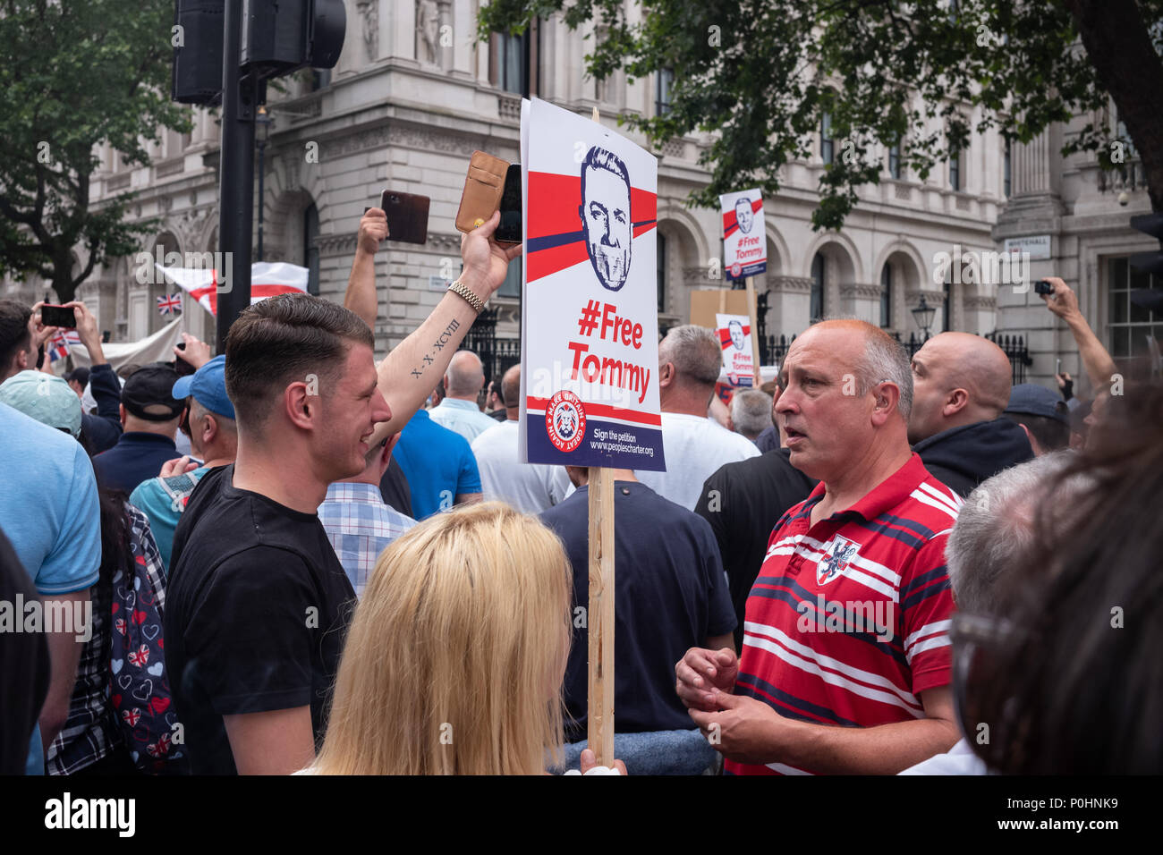 Londres, Royaume-Uni, le 9 juin 2018. Les partisans de Tommy Robinson, un extrémiste de droite arrivent sur la masse à Londres aujourd'hui pour protester contre son emprisonnement récent. Tommy a depuis plaidé coupable aux accusations il est tenu sur. Cependant la protestation, d'attirer des membres du public de tout le Royaume-Uni et à l'étranger, est toujours d'aller de l'avant - ce qui porte l'ordre du jour en question. N° FreeTommy FreeTommyRobinson # Credit : Joshua Preston/Alamy Live News Banque D'Images