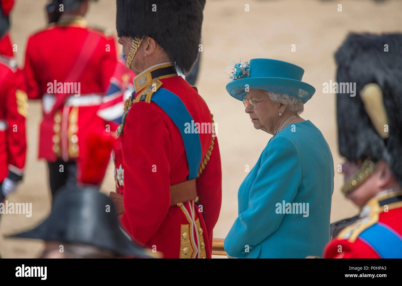 Horse Guards Parade, Londres, Royaume-Uni. 9 juin, 2018. La célèbre fête de la Reine Parade, également connu sous le nom de Parade la couleur, a lieu avec le Coldstream Guards Parade leur couleur en face de Sa Majesté la Reine et une audience de plus de 7 500 clients à Horse Guards dans lumière du soleil chaude. Sa Majesté la Reine Elizabeth II watches le défilé. Credit : Malcolm Park/Alamy Live News. Banque D'Images