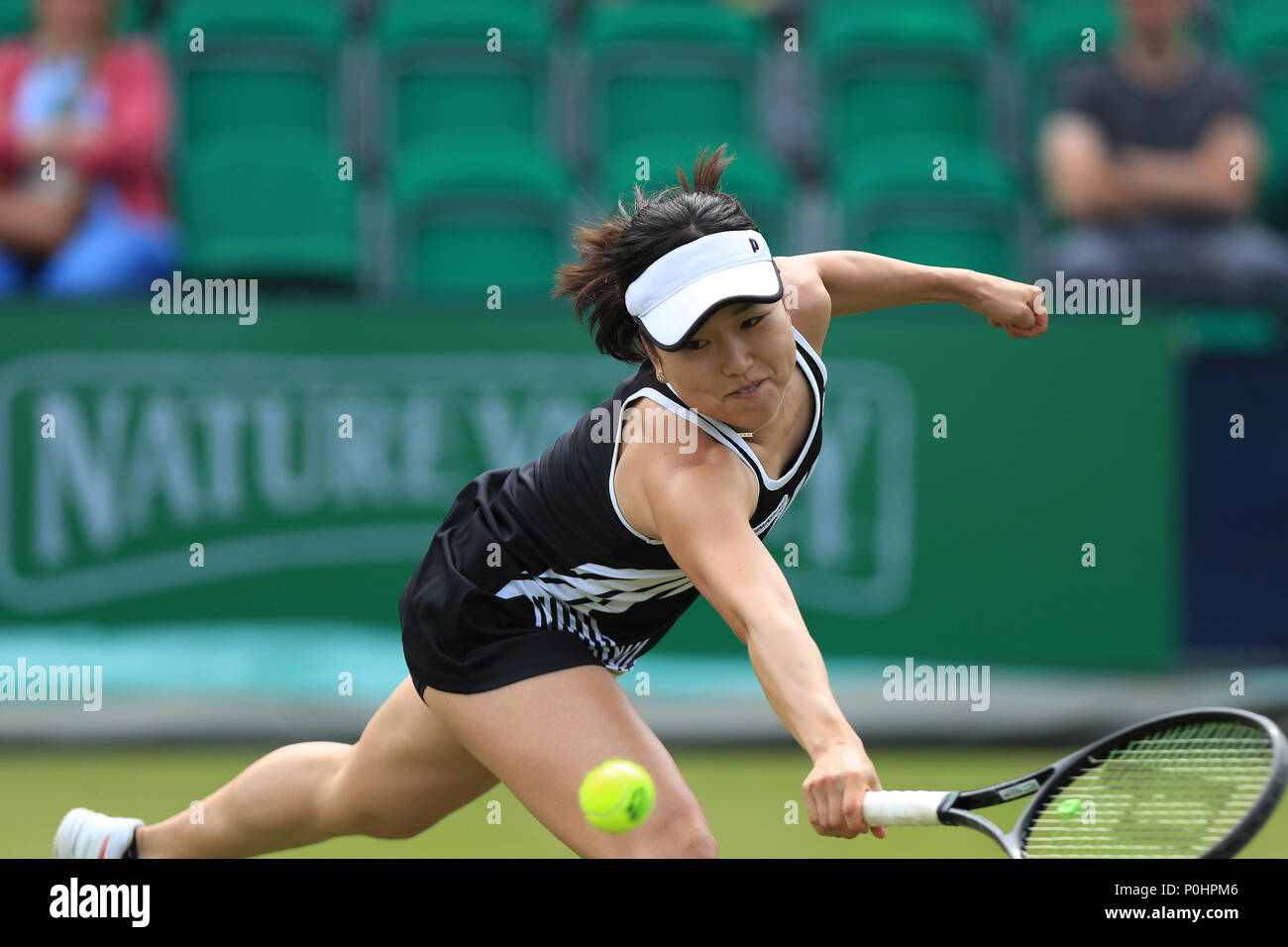 Centre de tennis de Nottingham, Nottingham, Royaume-Uni. 9 juin, 2018. La Nature Valley Open de tennis ; Miharu Imanishi du Japon retourne servir de Tara Moore de Grande-bretagne : Action Crédit Plus Sport/Alamy Live News Banque D'Images