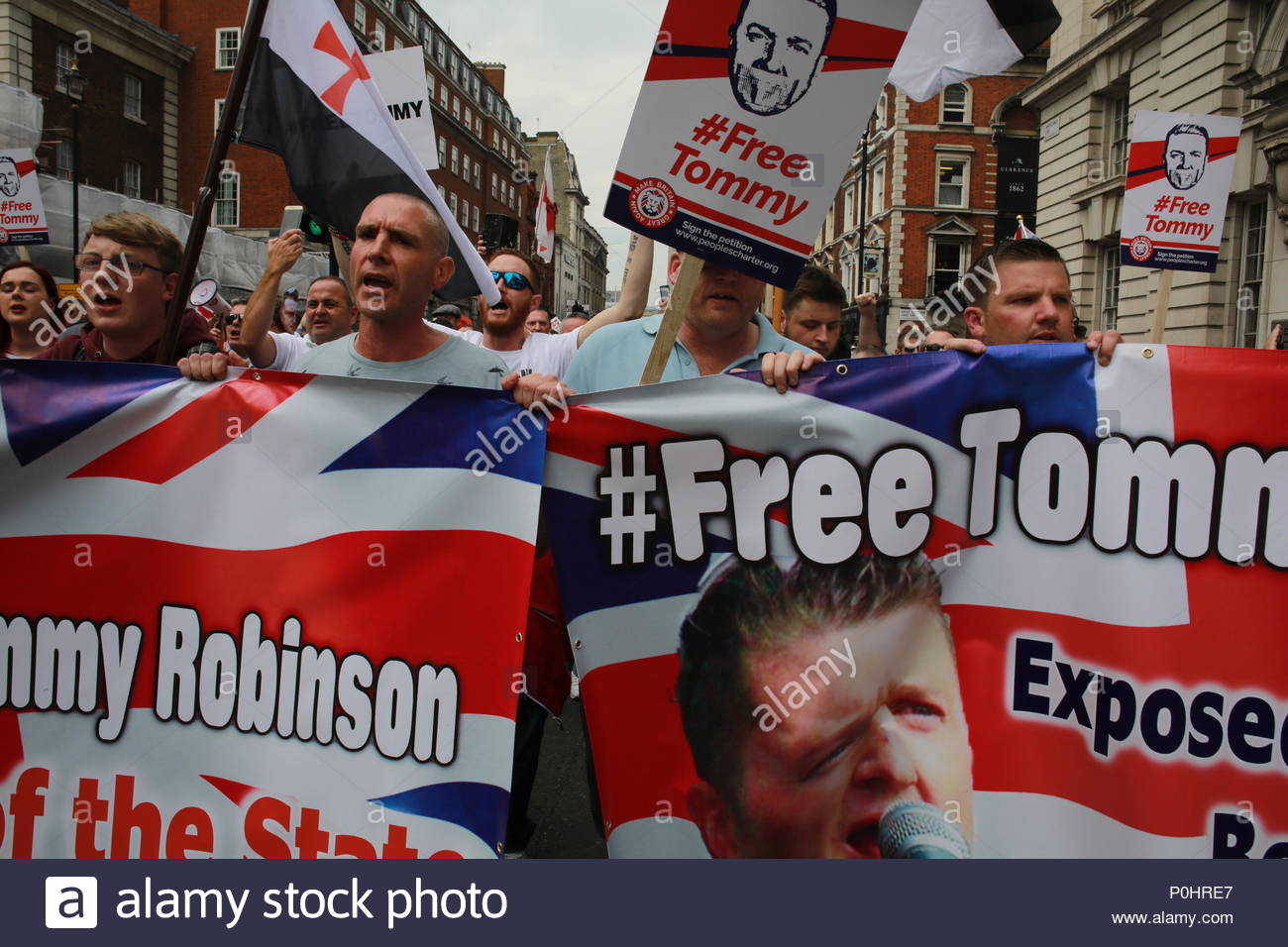 Londres, Royaume-Uni, le 9 juin 2018.Une manifestation a eu lieu dans le centre de Londres à l'appui de Tommy Robinson. Une grande foule de ses partisans ont défilé de Trafalgar Square à Downing Street. Une contre-manifestation a eu lieu à une certaine distance et une importante force de police était présent. Dans cette photo, le groupe fait son chemin en direction de Downing Street. Crédit : la double couche/Alamy Live News Banque D'Images