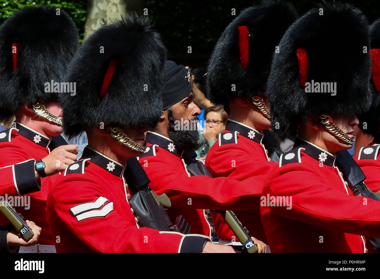 Le centre commercial. Londres. UK 9 Juin 2018 - SA MAJESTÉ LA REINE ELIZABETH II aux autres membres de la famille royale de voyager le long du Mall dans un chariot en haut pendant la parade la couleur qui marque la 92ème célébration de l'anniversaire officiel de la Reine, au cours de laquelle elle inspecte les troupes de la Division des ménages qu'ils mars à Whitehall, avant de regarder le survol du balcon de Buckingham Palace. Credit : Dinendra Haria/Alamy Live News Banque D'Images