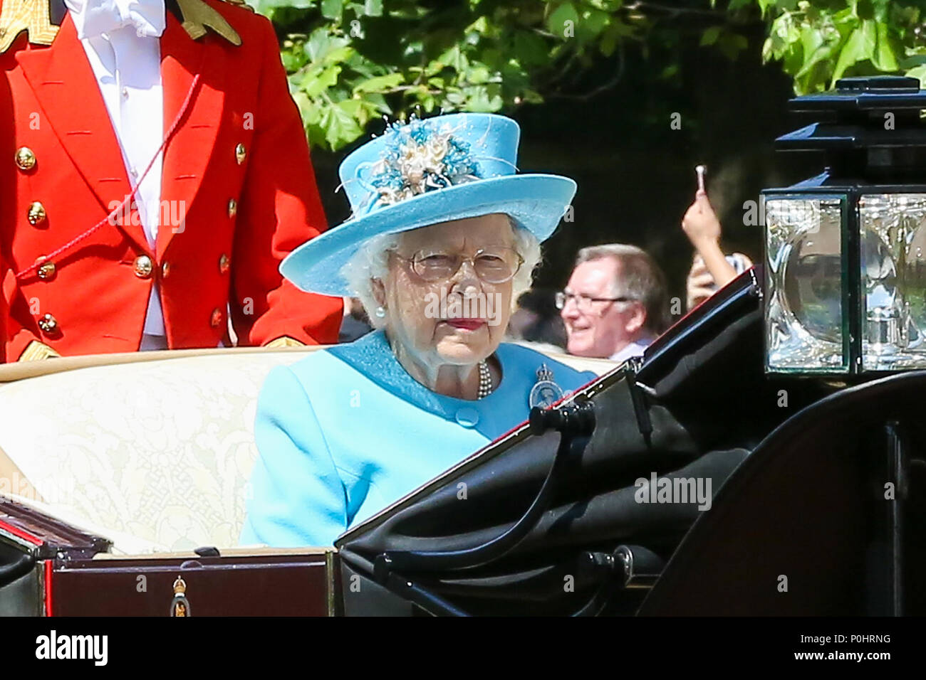 Le centre commercial. Londres. UK 9 Juin 2018 - SA MAJESTÉ LA REINE ELIZABETH II aux autres membres de la famille royale de voyager le long du Mall dans un chariot en haut pendant la parade la couleur qui marque la 92ème célébration de l'anniversaire officiel de la Reine, au cours de laquelle elle inspecte les troupes de la Division des ménages qu'ils mars à Whitehall, avant de regarder le survol du balcon de Buckingham Palace. Credit : Dinendra Haria/Alamy Live News Banque D'Images