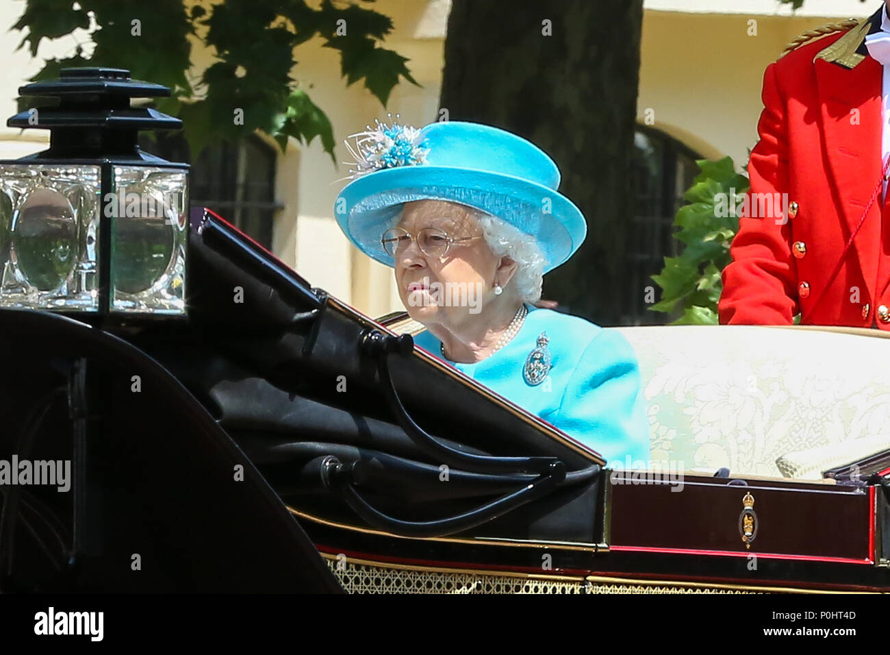 Le centre commercial. Londres. UK 9 Juin 2018 - SA MAJESTÉ LA REINE ELIZABETH II aux autres membres de la famille royale de voyager le long du Mall dans un chariot en haut pendant la parade la couleur qui marque la 92ème célébration de l'anniversaire officiel de la Reine, au cours de laquelle elle inspecte les troupes de la Division des ménages qu'ils mars à Whitehall, avant de regarder le survol du balcon de Buckingham Palace. Credit : Dinendra Haria/Alamy Live News Banque D'Images