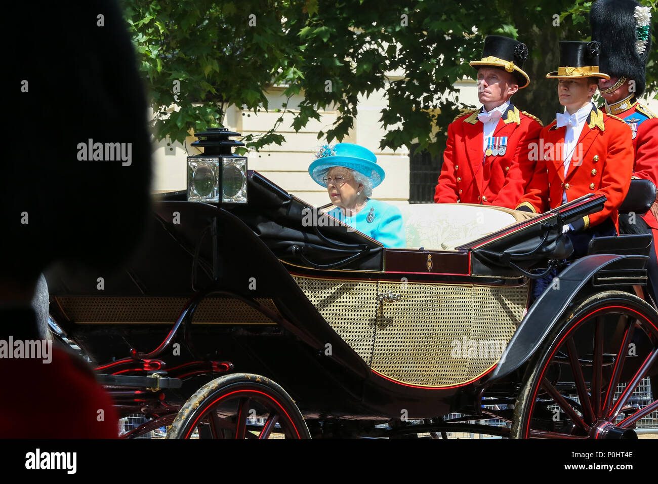 Le centre commercial. Londres. UK 9 Juin 2018 - SA MAJESTÉ LA REINE ELIZABETH II aux autres membres de la famille royale de voyager le long du Mall dans un chariot en haut pendant la parade la couleur qui marque la 92ème célébration de l'anniversaire officiel de la Reine, au cours de laquelle elle inspecte les troupes de la Division des ménages qu'ils mars à Whitehall, avant de regarder le survol du balcon de Buckingham Palace. Credit : Dinendra Haria/Alamy Live News Banque D'Images