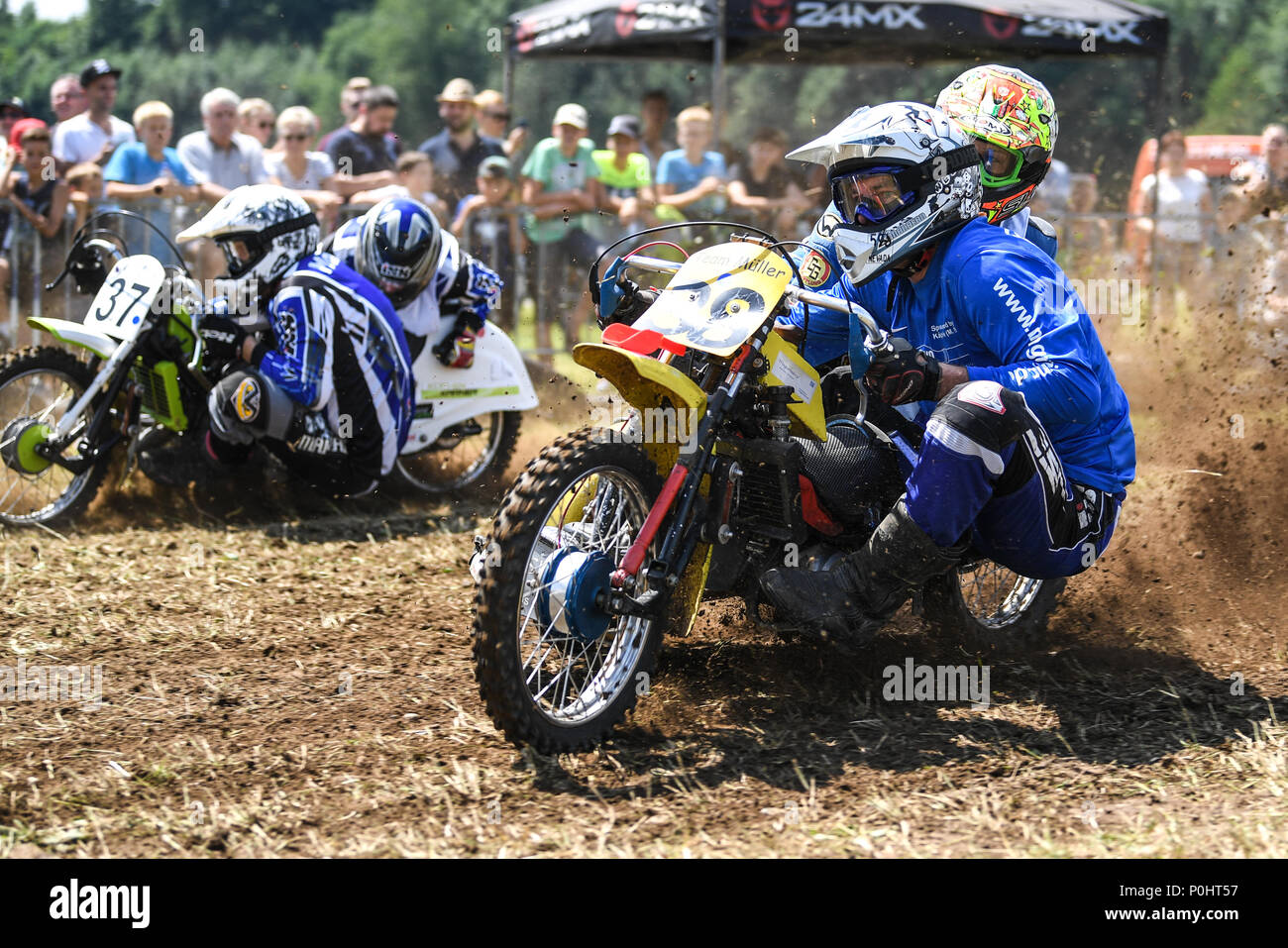 L'Allemagne, l'Wetzisreute, 09 juin 2018, deux équipes de Simson en action au cours de l'Rasemaehrerrennen- und Simson (lit. Simson et tondeuse). Photo : Felix Kästle/dpa dpa : Crédit photo alliance/Alamy Live News Banque D'Images