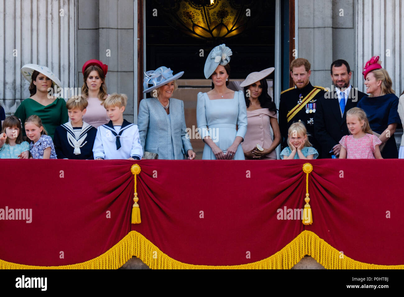 La Famille royale se rassembleront sur le balcon du palais à la parade la couleur et Queens Parade anniversaire le samedi 9 juin 2018 dans le palais de Buckingham , , Londres. Sur la photo : La Princesse Béatrice d'York, la Princesse Eugénie d'York, Camilla, la duchesse de Cornouailles, Kate, duchesse de Cambridge, Meghan Markle, duchesse de Kent, le prince Harry, le duc de Sussex. Photo par Julie Edwards. Credit : Julie Edwards/Alamy Live News Banque D'Images