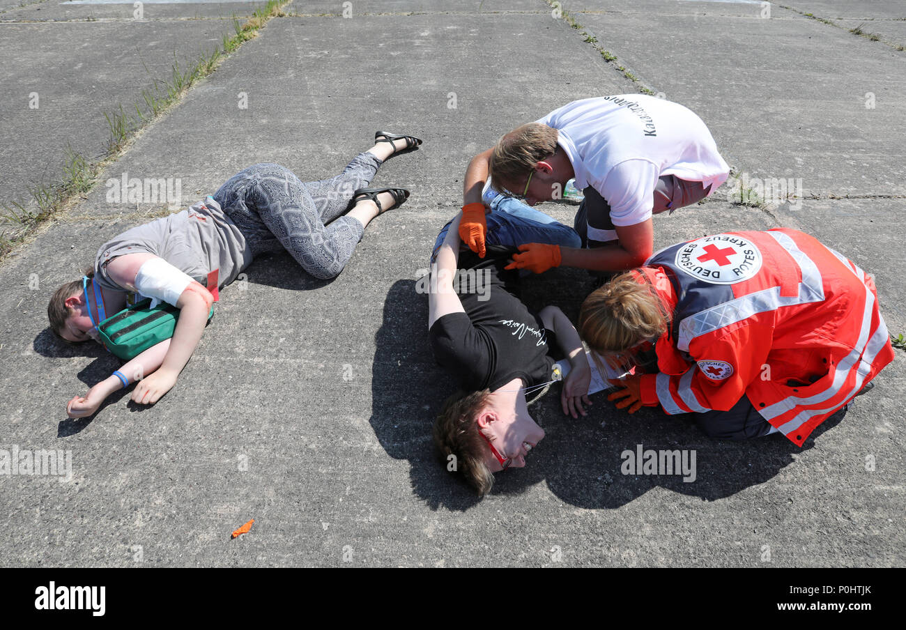 09 juin 2018, l'Allemagne, l'Puetnitz : le traitement des blessés est simulé au cours d'une urgence à l'ancienne foret gestion base aérienne russe dans Puetnitz. Le scénario a été formé pour après une tornade à un concert en plein air. Photo : Bernd Wüstneck/dpa Banque D'Images