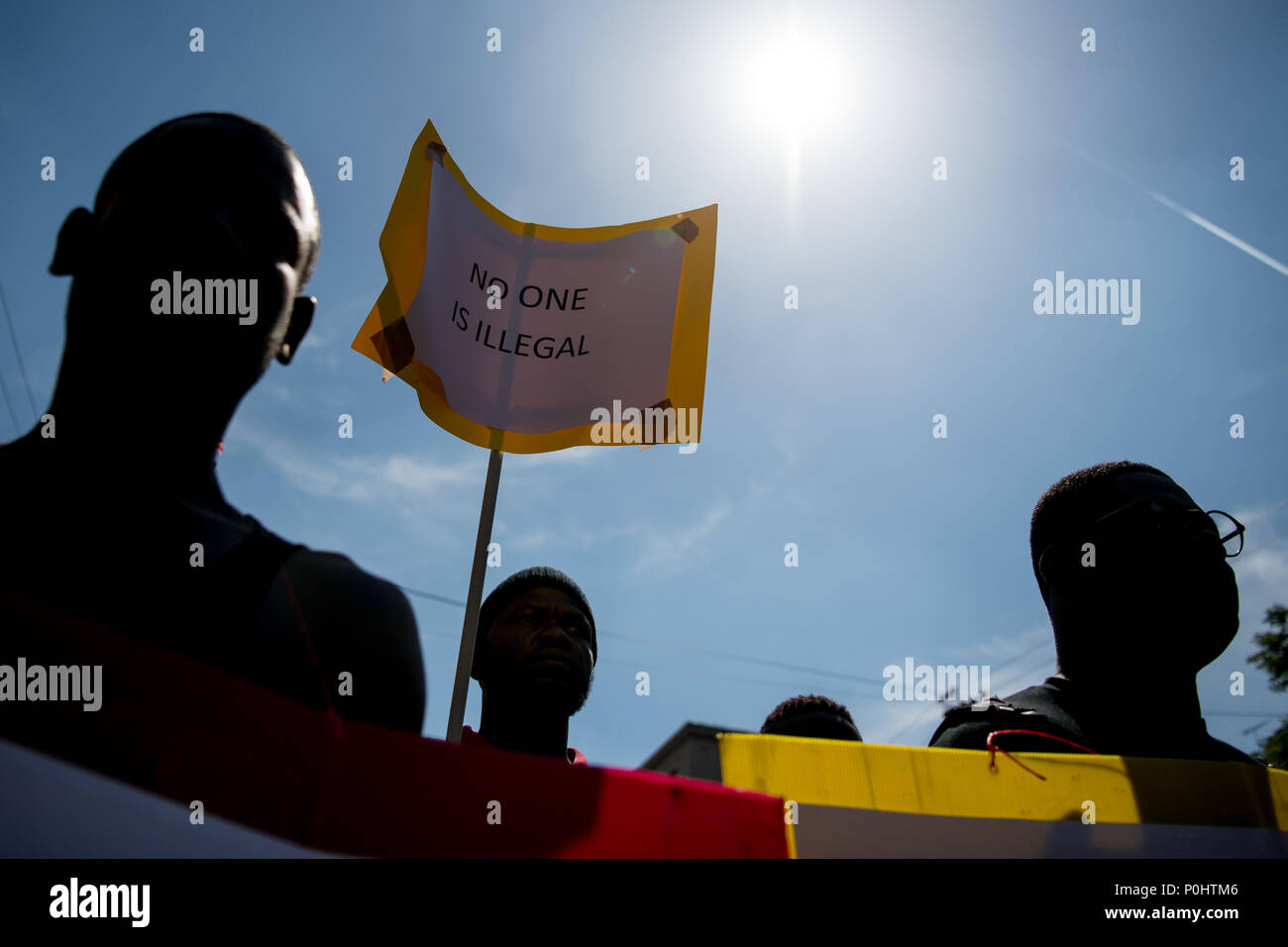 Milan, Italie - 9 juin 2018 : Un homme est titulaire d'une plaque à lire 'Personne n'est illégal" lors d'un programme de lutte contre le racisme contre le meurtre de Soumaila Sacko, un Malien de 29 ans travailleur agricole migrant, tué dans une fusillade dimanche dernier dans le village de San Ferdinando dans le sud de la région italienne de Calabre. Banque D'Images