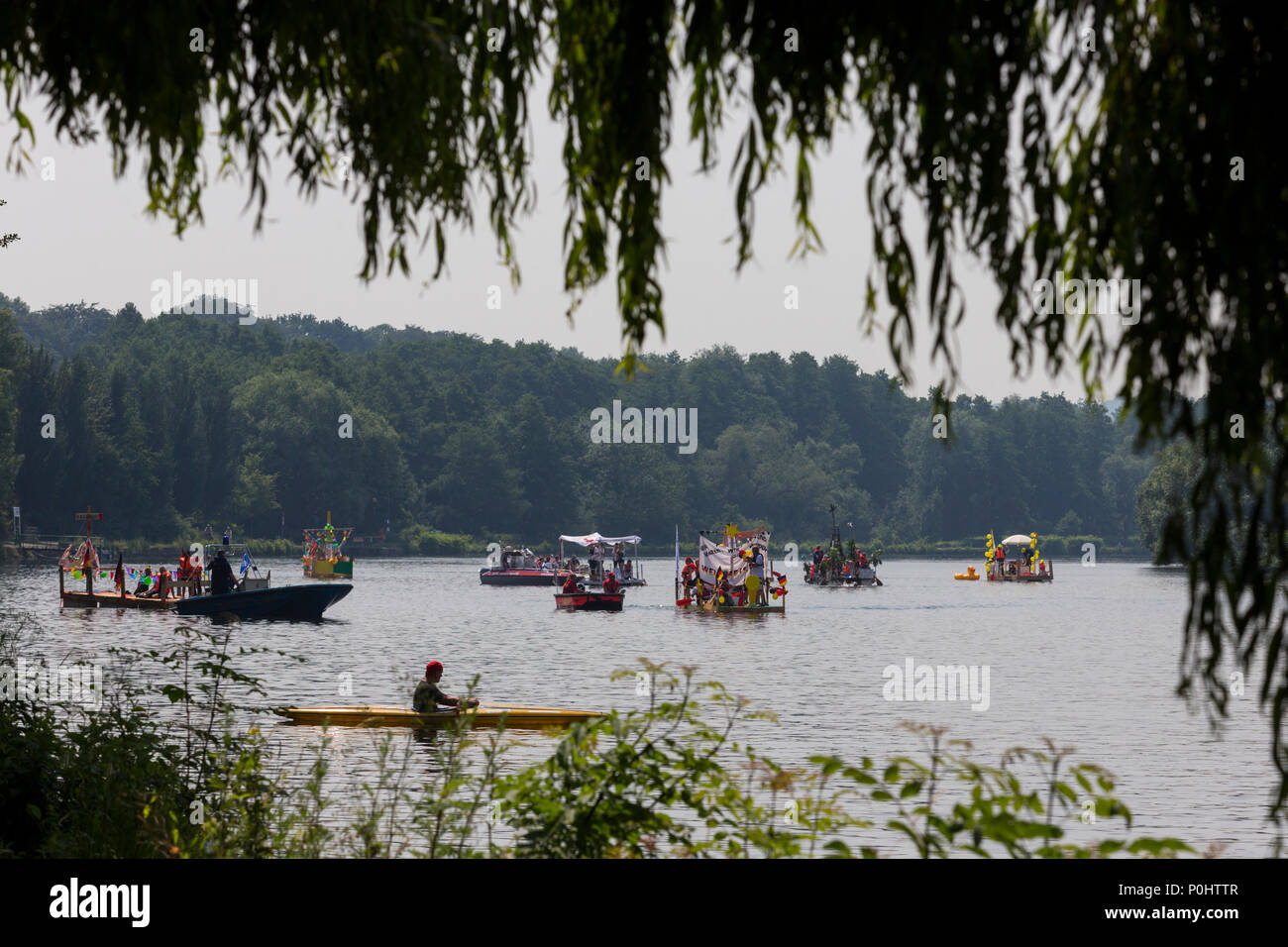 Mülheim an der Ruhr, Allemagne. 9 juin 2018. 19 radeaux auto-fait naviguer sur la rivière Ruhr au 23e festival de la jeunesse 'Voll die Ruhr' à Mülheim an der Ruhr. Photo : 51Nord/Alamy Live News Banque D'Images