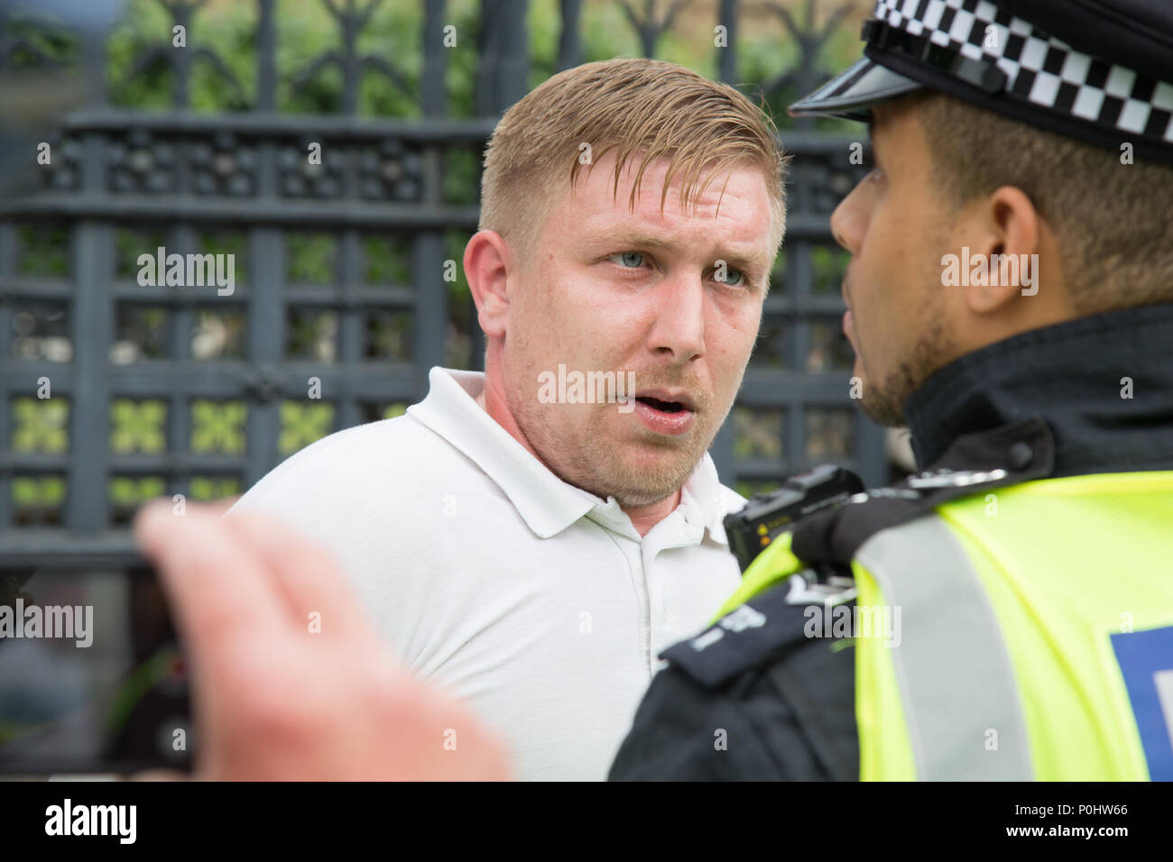 London UK 9 juin 2018 Tommy Robinson est un supporter temporairement détenus par la police, quelques instants après qu'après un salut nazi et brandissant une bannière de lire "F**k l'Islam". Banque D'Images
