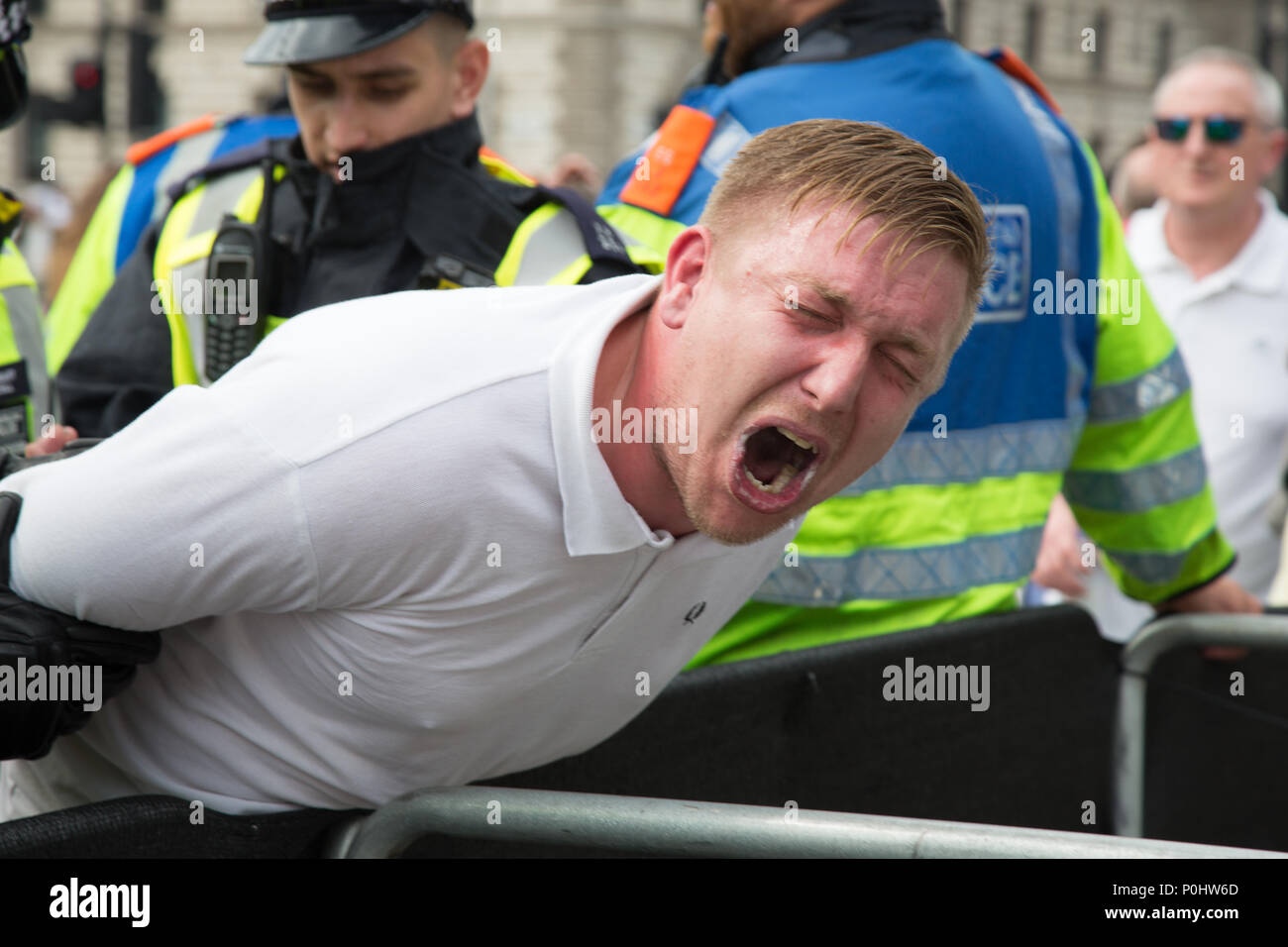 London UK 9 juin 2018 UN Tommy Robinson pleure car il est supporter menotté et temporellement détenus par la police, quelques instants après un salut nazi et brandissant une bannière de lire "F**k l'Islam". Banque D'Images