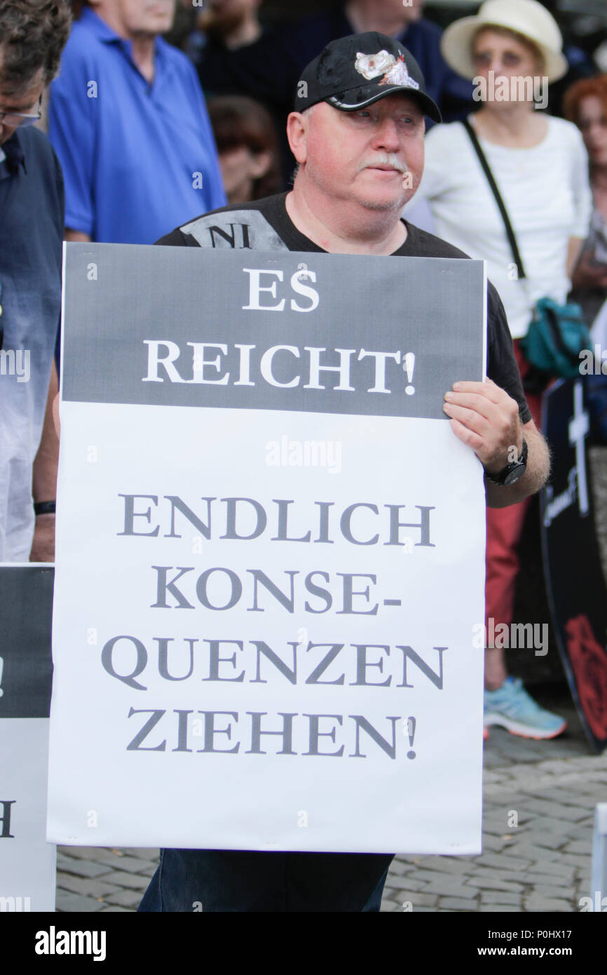 Mainz, Allemagne. 9 juin 2018. Un manifestant tient une pancarte qui dit "c'est assez - tirer les conclusions qui s'imposent". Le parti parlementaire au Landtag (parlement) de Rhénanie-palatinat de l'aile droite du parti de l'AfD (Alternative pour l'Allemagne) a organisé une manifestation silencieuse devant la chancellerie de l'état de Rhénanie-palatinat à Mayence pour l'adolescent Susanna F., qui a été tué par un demandeur d'asile. Ils ont également appelé à la fois Crédit : Michael Debets/Alamy Live News Crédit : Michael Debets/Alamy Live News Banque D'Images