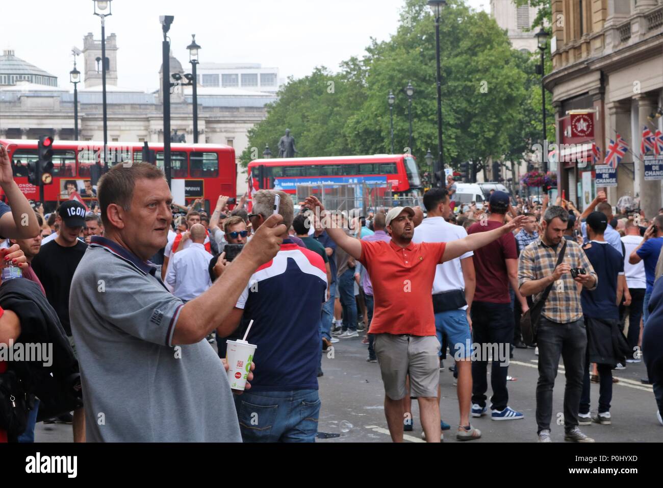 Londres, Royaume-Uni. 9 juin 2018. Gratuitement Tommy Robinson Mars à Londres, UK avec des milliers de personnes qui défendent et agitaient des drapeaux et des plaques de police, également présent à cet événement avec l'usure anti-émeute. Credit : Michelle Ponts/Alamy Live News Banque D'Images