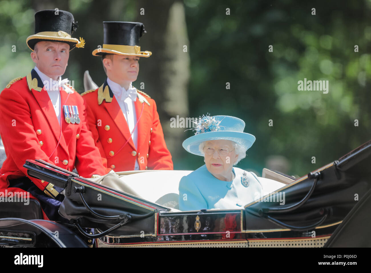 Londres, Royaume-Uni. 9 juin 2018. Sa Majesté la Reine Elizabeth II rides seul dans une calèche dans la procession le long de la galerie marchande de parade la couleur, l'anniversaire de Queens Parade. Londres. Credit : Amanda rose/Alamy Live News Banque D'Images
